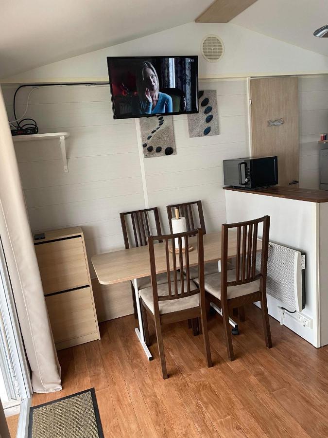 Mobil-Home 4/6 Personnes , Terrasse Couverte ,Piscine Chauffee . Biville-sur-Mer Luaran gambar