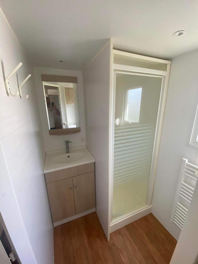 Mobil-Home 4/6 Personnes , Terrasse Couverte ,Piscine Chauffee . Biville-sur-Mer Luaran gambar