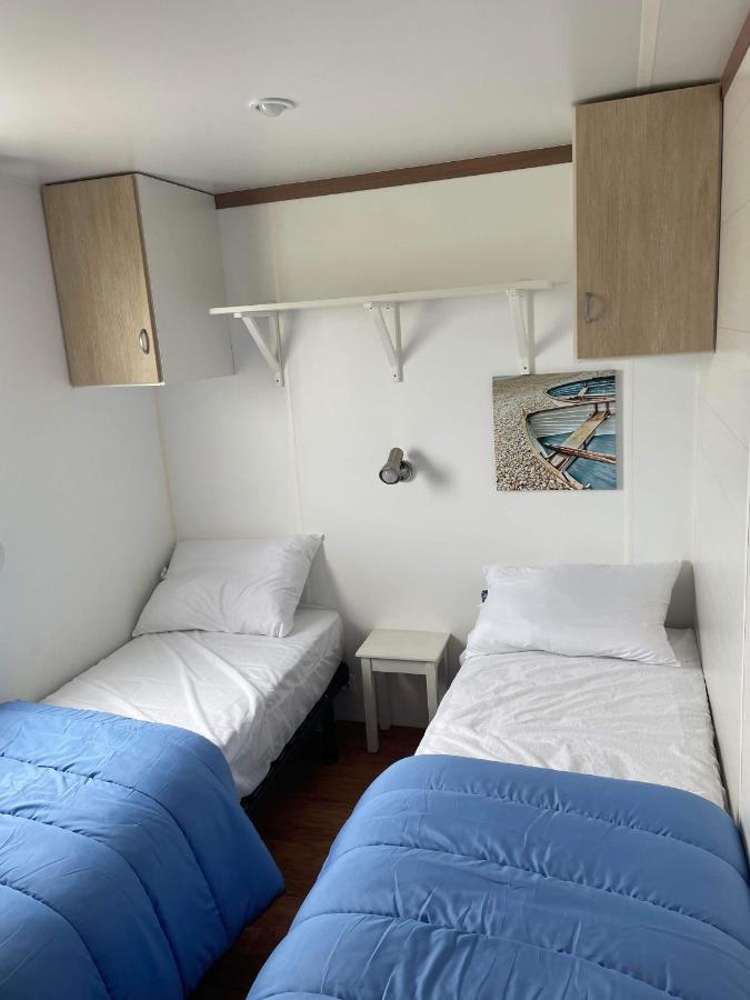 Mobil-Home 4/6 Personnes , Terrasse Couverte ,Piscine Chauffee . Biville-sur-Mer Luaran gambar